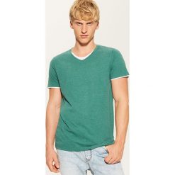 T-shirt z kontrastowym wykończeniem - Zielony. Zielone t-shirty męskie House, z kontrastowym kołnierzykiem. Za 35.99 zł.