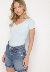 Jasnoniebieski T-shirt z Wiskozą o Dopasowanym Kroju z Dekoltem w Serek Folarisse. Niebieskie bluzki damskie Born2be, l, bez wzorów, z jeansu, bez kołnierzyka. Za 74.99 zł.