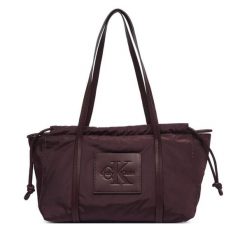 Torebka Calvin Klein. Czerwone torebki do ręki damskie Calvin Klein, bez wzorów, klasyczne, bez dodatków. Za 409.99 zł.