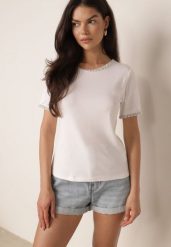 Biały Minimalistyczny T-shirt z Bawełny Zdobiony Warkoczowymi Lamówkami Thessele. Białe bluzki damskie Born2be, m, z aplikacjami, z bawełny, casualowe, bez kołnierzyka, bez ramiączek. Za 49.99 zł.