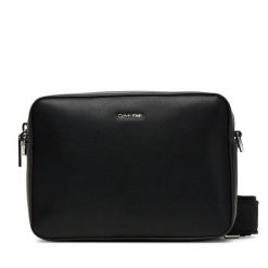 Torebka Calvin Klein. Czarne listonoszki damskie Calvin Klein, bez wzorów, bez dodatków. Za 259.99 zł.