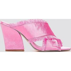 NA-KD Shoes Satynowe klapki na obcasie Cross - Pink. Różowe klapki damskie NA-KD Shoes, z satyny. W wyprzedaży za 48.59 zł.