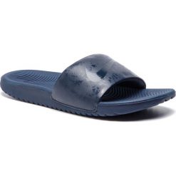 Klapki NIKE - Kawa Slide (GS/PS) 819352 401 Obsidian/Obsidian/Obsidian. Niebieskie klapki damskie Nike, bez wzorów, z materiału, bez obcasa, bez zapięcia. Za 119.00 zł.