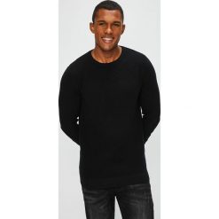 Jack & Jones - Sweter. Czarne swetry przez głowę męskie Jack & Jones, z bawełny, z okrągłym kołnierzem. W wyprzedaży za 99.90 zł.
