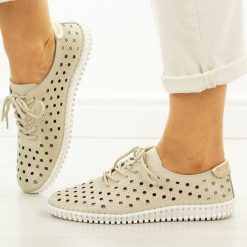 Beżowe ażurowe skórzane półbuty damskie Cambell 87320. Brązowe półbuty damskie Cambell, na lato, w ażurowe wzory, z jeansu, casualowe, z okrągłym noskiem, bez obcasa, na płaskiej podeszwie, bez zapięcia. Za 199.00 zł.