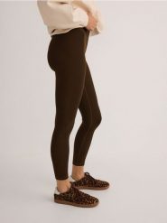 Gładkie legginsy - brązowy. Brązowe legginsy damskie Reserved, l, bez wzorów, z dzianiny. W wyprzedaży za 49.99 zł.