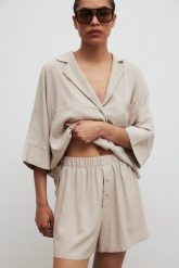 Krótkie szorty z lnem w kolorze SAND PEARL - ARCOS-XS. Szorty damskie Marsala, m, bez wzorów, ze lnu. Za 179.90 zł.