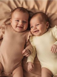 Prążkowane body 2 pack - beżowy. Brązowe body niemowlęce Sinsay, bez wzorów, prążkowane, bez ramiączek. W wyprzedaży za 17.99 zł.