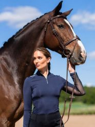 Damska koszulka do jazdy konnej Equestrian Stockholm Air Breeze. Niebieskie t-shirty damskie EQUESTRIAN STOCKHOLM, s, bez wzorów, z materiału, eleganckie, bez kołnierzyka. Za 367.50 zł.