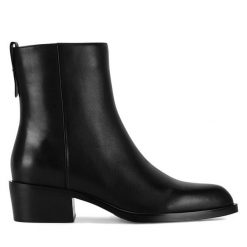 Botki GINO ROSSI. Czarne botki damskie Gino Rossi, bez obcasa, na słupku, bez zapięcia. Za 439.99 zł.