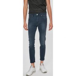 Wrangler - Jeansy Stralngler. Niebieskie jeansy męskie Wrangler. W wyprzedaży za 219.90 zł.
