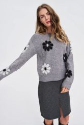 Sweter w kwiaty szary. Szare swetry damskie MOODO, l, bez wzorów, z poliamidu, bez kołnierzyka, bez ramiączek, bez kaptura. Za 159.99 zł.