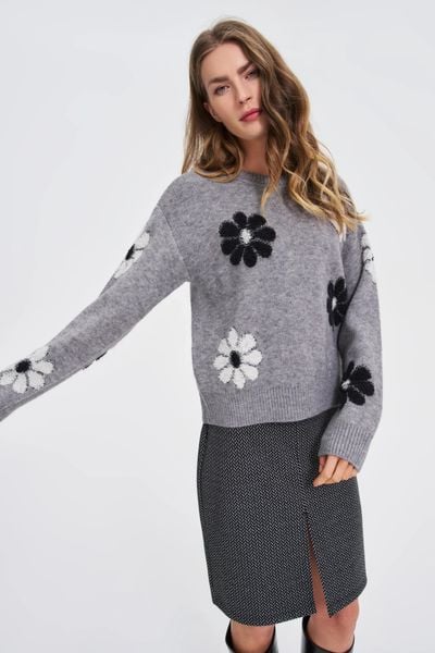 Sweter w kwiaty szary. Szare swetry damskie MOODO, l, bez wzorów, z poliamidu, bez kołnierzyka, bez ramiączek, bez kaptura. W wyprzedaży za 55.99 zł.
