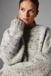 WEŁNIANY SWETER PETRA SZARY One size - Flawless. Szare swetry damskie Flawless, bez wzorów, z wełny, klasyczne, bez kołnierzyka, bez ramiączek, długie, bez kaptura. Za 799.00 zł.