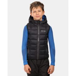 Ocieplana kamizelka chłopięca Kilpi TOMM-JB. Czarne kurtki i płaszcze dla chłopców Kilpi, bez wzorów, sportowe, bez kaptura. Za 273.99 zł.