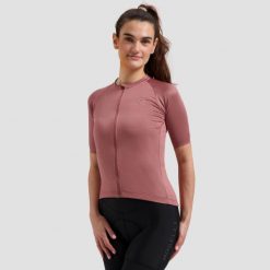 Koszulka rowerowa damska Rogelli Essential II. Czerwone obuwie sportowe damskie Rogelli, bez wzorów, rowerowe. Za 226.99 zł.