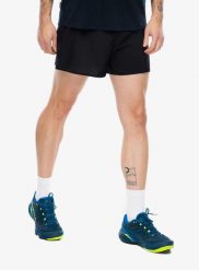 Spodenki do biegania La Sportiva Flow 3in Short. Czarne krótkie spodenki sportowe męskie La Sportiva, l, bez wzorów, z materiału, do biegania. Za 401.49 zł.