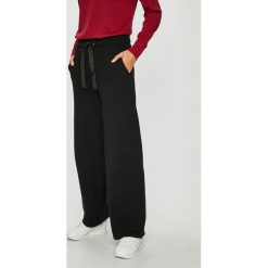 Jacqueline de Yong - Spodnie. Spodnie materiałowe damskie marki Jacqueline de Yong. W wyprzedaży za 49.90 zł.