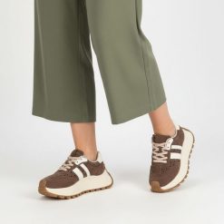 Sneakersy damskie S.Barski, cholewka skóra naturalna zamszowa kontrastowe panele wiązanie klasyczne fason niski zaokrąglony nosek masywna wizualnie p. Brązowe półbuty damskie S.BARSKI, bez wzorów, ze skóry, klasyczne, bez obcasa, bez zapięcia. Za 219.00 zł.