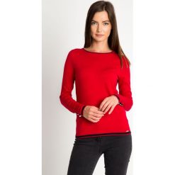 Czerwony sweter z kontrastową lamówką QUIOSQUE. Czerwone swetry damskie QUIOSQUE, z dzianiny, z kontrastowym kołnierzykiem. W wyprzedaży za 89.99 zł.
