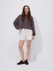 Szorty z modalem - beżowy. Brązowe szorty damskie Reserved, l, bez wzorów, z dzianiny. Za 79.99 zł.