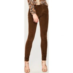Spodnie slim fit - Brązowy. Spodnie materiałowe damskie Reserved. W wyprzedaży za 89.99 zł.