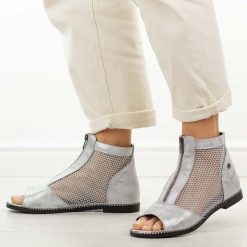 Srebrne sandały damskie Jezzi 24148-5. Szare sandały damskie Jezzi, bez wzorów, z jeansu, bez obcasa, na płaskiej podeszwie, bez zapięcia. Za 219.00 zł.