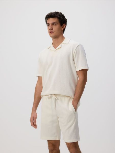 Strukturalne szorty regular - złamana biel. Szorty męskie Reserved, l, bez wzorów, z bawełny. W wyprzedaży za 59.99 zł.