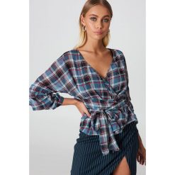 NA-KD Bluzka z wiązaniem w pasie - Blue,Multicolor. Bluzki damskie marki NA-KD. Za 121.95 zł.