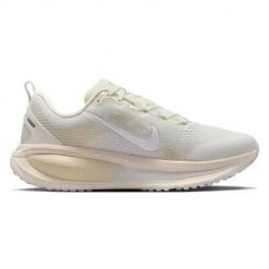 Buty do biegania damskie Nike Vomero 18. Białe obuwie sportowe damskie Nike, bez wzorów, z materiału, do biegania. Za 677.00 zł.