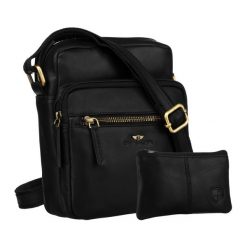 Skórzana torebka męska w czarnym kolorze zawieszona na pasku. W zestawie saszetka na klucze PTN 710E-OPU Peterson. Czarne saszetki męskie Peterson, ze skóry, eleganckie, małe. Za 169.99 zł.