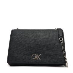 Torebka Calvin Klein. Czarne torebki do ręki damskie Calvin Klein, bez wzorów, wizytowe, bez dodatków. Za 349.99 zł.