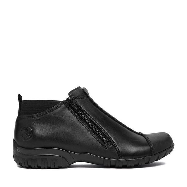 Botki Rieker. Czarne botki damskie Rieker, bez obcasa, na płaskiej podeszwie, bez zapięcia. Za 379.99 zł.