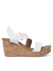 Clara Barson Sandały WYL0710-XX Biały. Białe sandały damskie Clara Barson, bez wzorów, z syntetyku, bez obcasa, na koturnie, bez zapięcia. Za 71.99 zł.