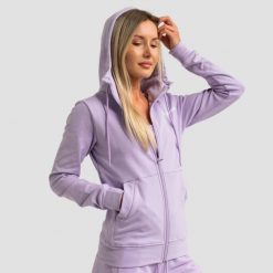 Bluza damska fitness z kapturem i zamkiem lawendowa Limitless. Fioletowe bluzy damskie GYMBEAM, l, bez wzorów, z bawełny, z kapturem, na fitness i siłownię. Za 127.90 zł.