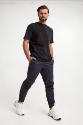 Spodnie męskie jogger ARMANI EXCHANGE. Spodnie materiałowe męskie Armani Exchange, m, bez wzorów. W wyprzedaży za 359.87 zł.