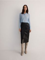 Spódnica midi z imitacji skóry - czarny. Czarne spódnice damskie Reserved, l, bez wzorów, ze skóry, midi, dopasowane. W wyprzedaży za 79.99 zł.