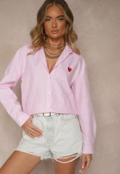 Różowa Prążkowana Koszula Oversize Zdobiona Haftem w Kształcie Serca Taleniela. Czerwone bluzki damskie Renee, z aplikacjami, z jeansu, eleganckie, bez kołnierzyka, bez ramiączek. Za 74.99 zł.