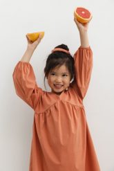 MINI sukienka o luźnym kroju w kolorze FOXY ORANGE - RAYA-92-98 (2-3). Brązowe sukienki dla dziewczynek Marsala, bez wzorów, z bawełny, bez ramiączek, długie. W wyprzedaży za 58.46 zł.