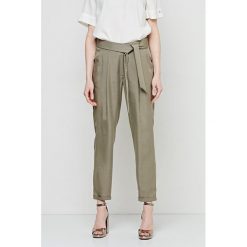Spodnie w kolorze khaki. Brązowe spodnie materiałowe damskie marki Patrizia Aryton. W wyprzedaży za 259.95 zł.