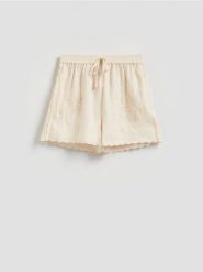 Lniane szorty z haftem - kremowy. Białe szorty damskie Reserved, l, bez wzorów. Za 149.99 zł.