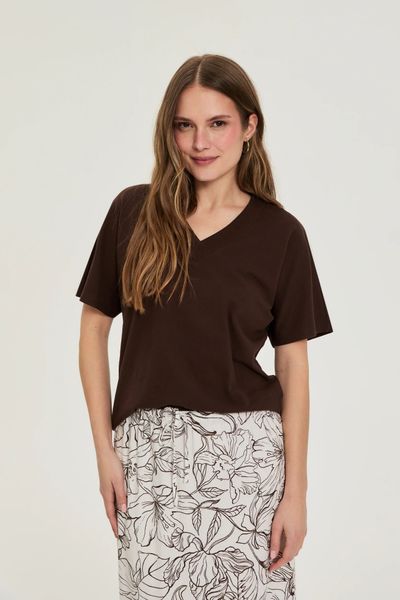 Gładki t-shirt brązowy. Brązowe bluzki damskie MOODO, l, bez wzorów, z bawełny, bez kołnierzyka, bez ramiączek. Za 49.99 zł.