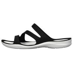 Klapki damskie Crocs Swiftwater Sandal W. Czarne klapki damskie Crocs, bez wzorów, bez obcasa. Za 159.00 zł.