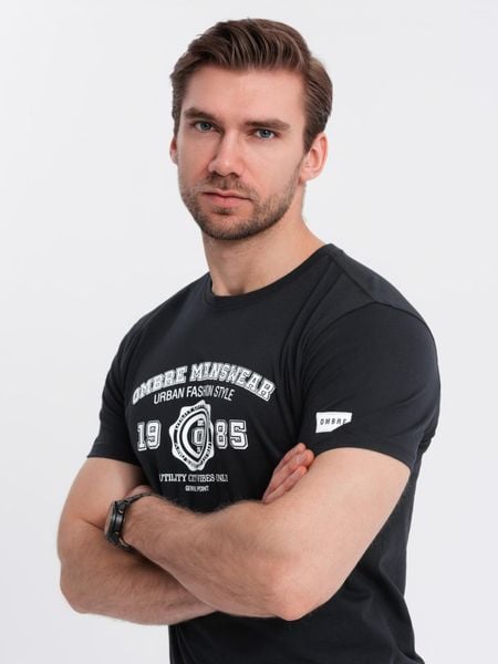 Męski bawełniany t-shirt z nadrukiem w stylu college – czarny V2 - Rozmiar: L. Czarne t-shirty męskie Ombre Clothing, l, z aplikacjami, z bawełny, bez kołnierzyka. W wyprzedaży za 39.99 zł.