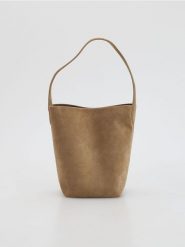 Zamszowa torebka hobo - beżowy. Brązowe torebki do ręki damskie Reserved, bez wzorów, ze skóry, zamszowe, bez dodatków. Za 279.99 zł.
