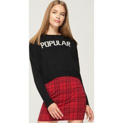 Krótki sweter z napisem - Czarny. Swetry damskie marki Calvin Klein Jeans. W wyprzedaży za 19.99 zł.