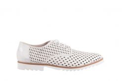 Półbuty Bayla-018 1133-221 White Silver 018505, Biały/Srebrny, Skóra naturalna - 38. Białe półbuty damskie Bayla, w ażurowe wzory, ze skóry, bez obcasa, bez zapięcia. W wyprzedaży za 89.10 zł.