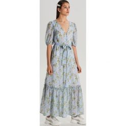 Kwiatowa sukienka maxi - Niebieski. Sukienki damskie Cropp. W wyprzedaży za 69.99 zł.