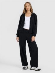 4F Spodnie dresowe z szerokimi nogawkami z modalem damskie - czarne L. Czarne spodnie dresowe damskie 4f, l, bez wzorów, z dresówki. Za 189.99 zł.