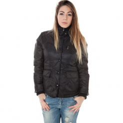Kurtka w kolorze czarnym. Czarne kurtki damskie Just Cavalli, Calvin Klein, Lee, na zimę. W wyprzedaży za 799.95 zł.